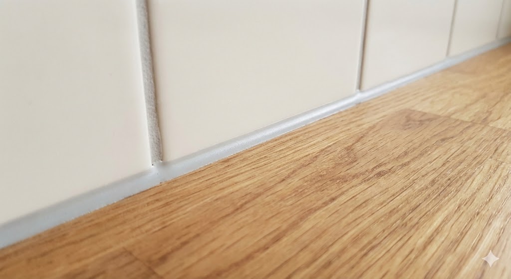 Аккуратный стык столешницы и плитки через герметик.jpg