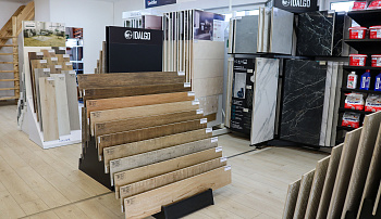 Салон при складе: Янино-1, ул. Заводская, уч. 37