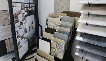 Салон при складе: Янино-1, ул. Заводская, уч. 37