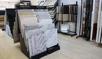 Салон при складе: Янино-1, ул. Заводская, уч. 37