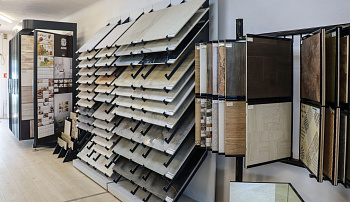 Салон при складе: Янино-1, ул. Заводская, уч. 37